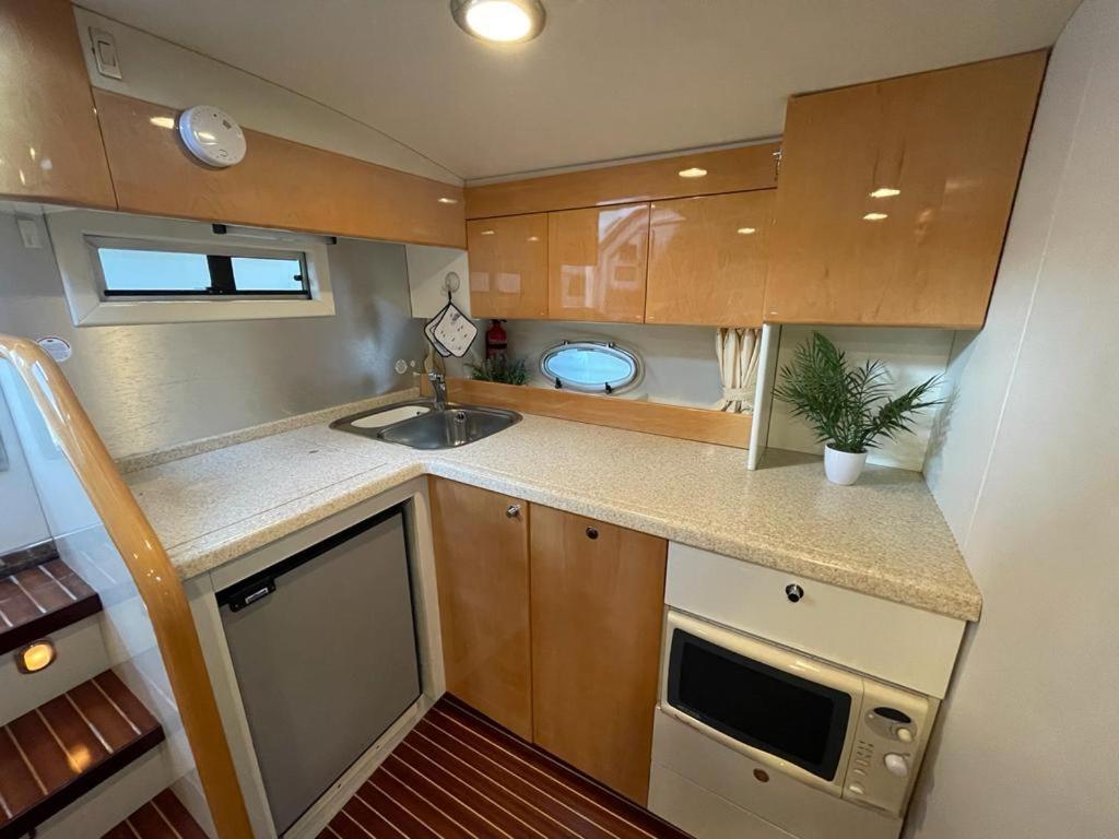 Cozy Yacht Lodge In Barcelona With Boat Tour Option Сан-Адриан-де-Бесос Экстерьер фото