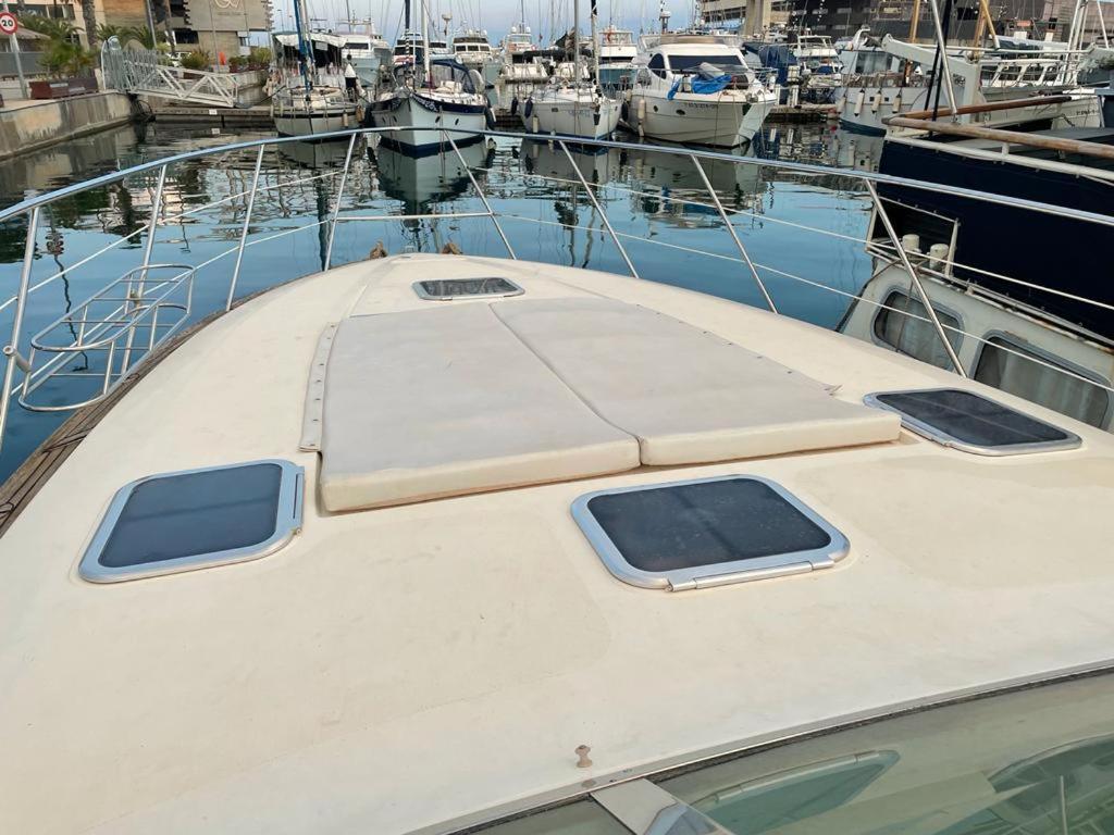 Cozy Yacht Lodge In Barcelona With Boat Tour Option Сан-Адриан-де-Бесос Экстерьер фото